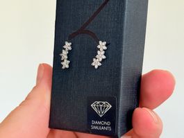Boucles d'oreilles fleurs diamants simulés état neuf