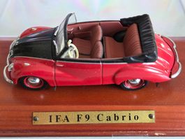 IFA F9 Cabrio Modellauto rot/schwarz Sammlermodell