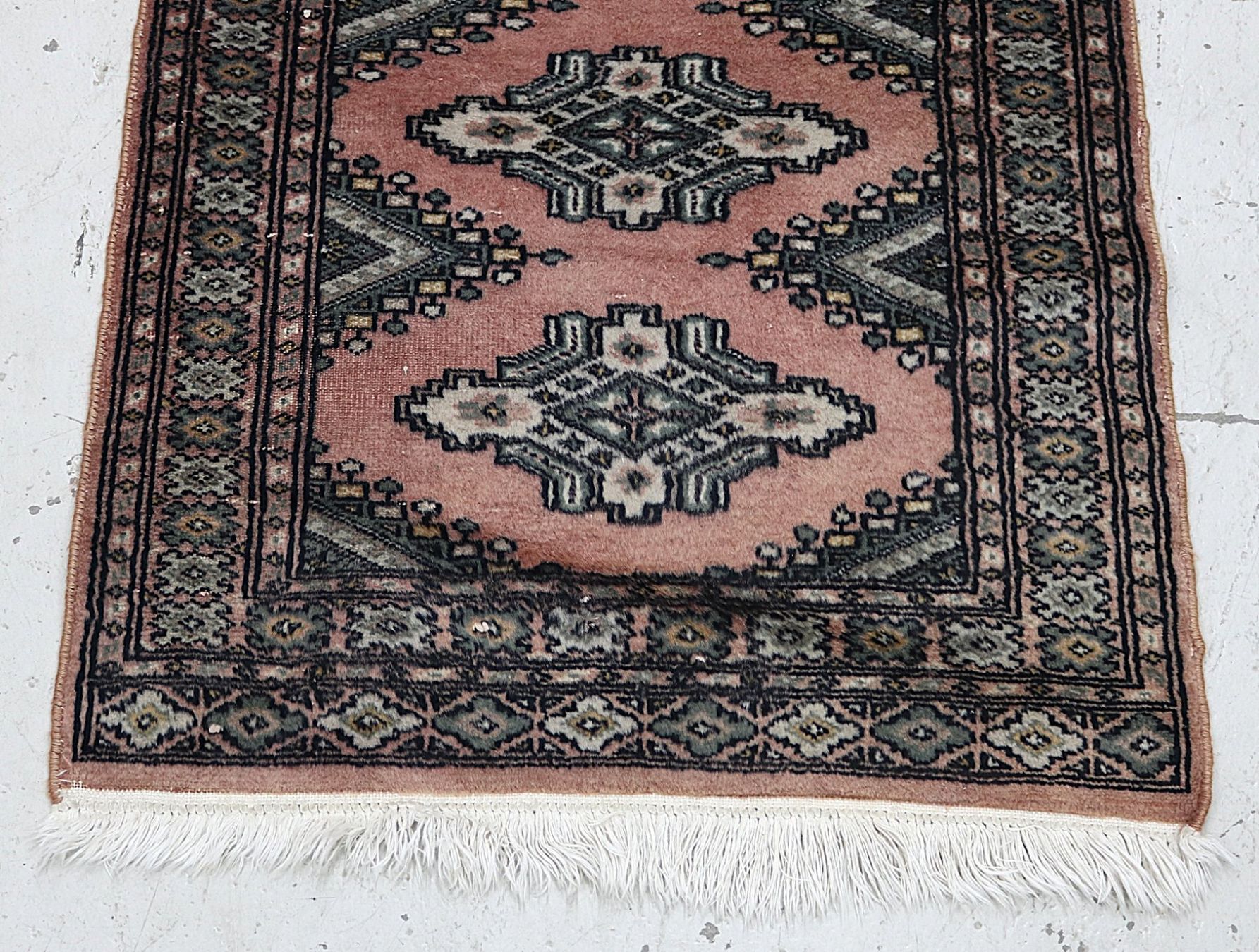 Tapis: Kleiner Läufer dunkelrosa gemustert – D'occasion à Volketswil par brockipfannenstil 1
