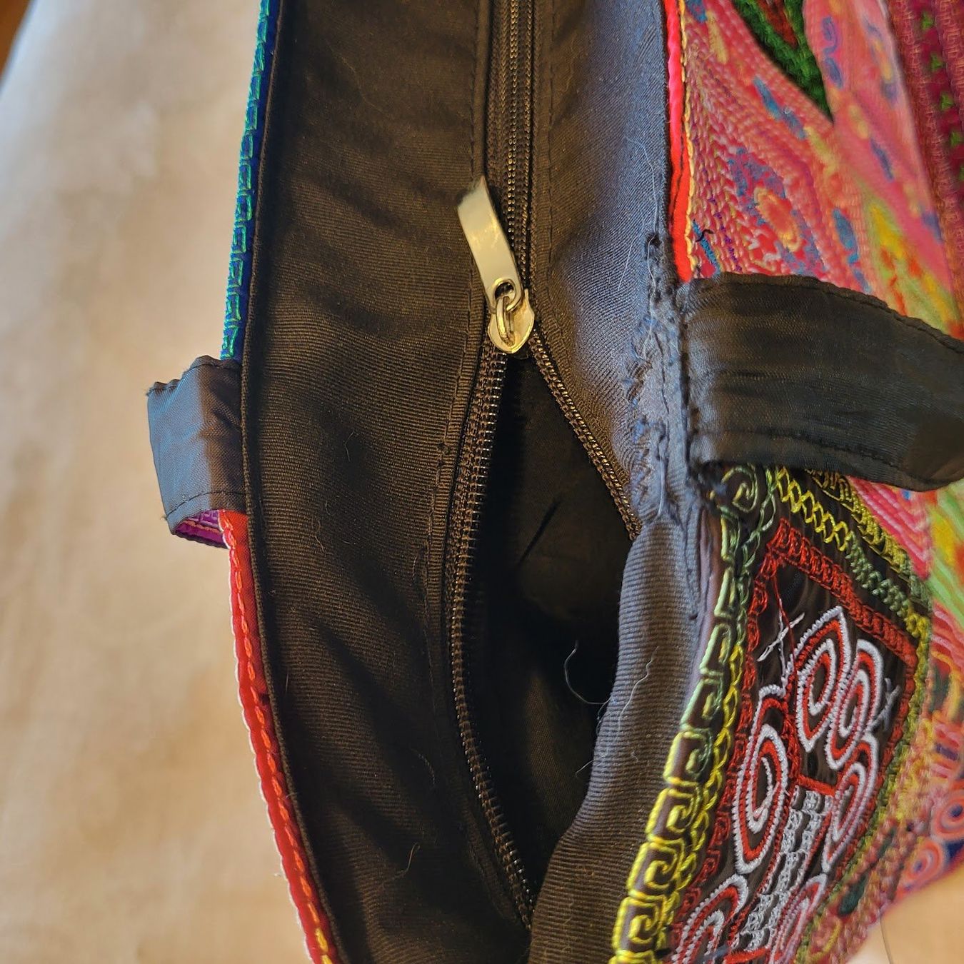 Taschen für Damen: Shopper Tasche mit bunter Strickerei – Gebraucht aus Tägertschi von TheChange 3