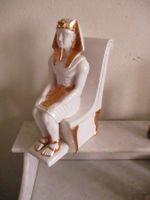 Statue ägyptischer Pharao RAMSES II auf seinem Thron Keramik