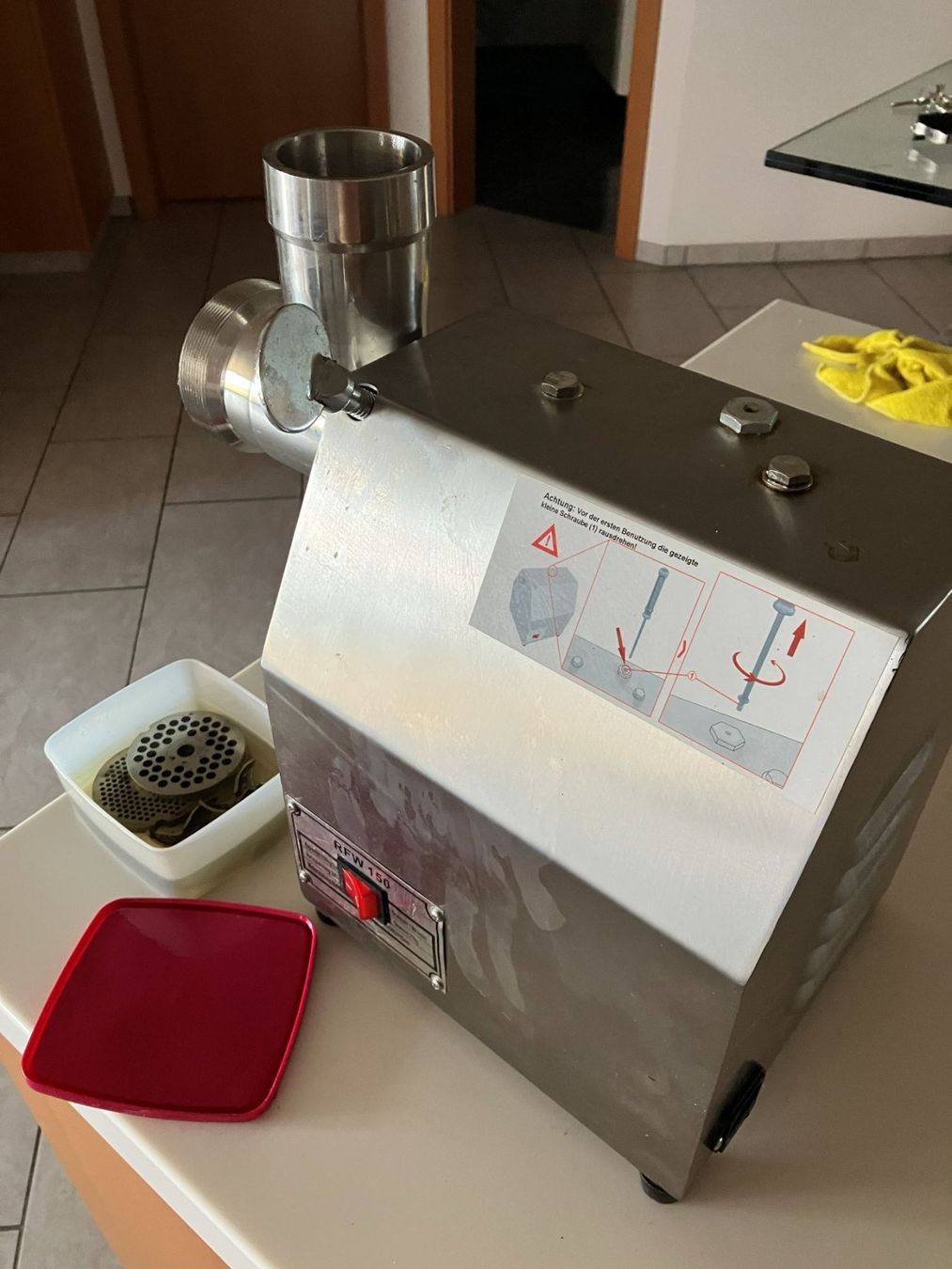 Elettrodomestici da cucina: Professioneller Fleischwolf RFW 150 – Usato da Seedorf BE venduto da Absolom 5