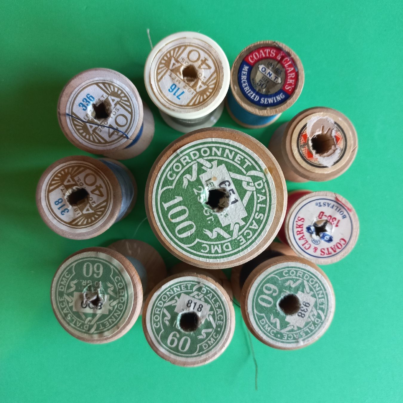 Cordelettes & Fils: Lot de 10 bobines de fil multicolores. – D'occasion à Dompierre FR par fat_xth5 5