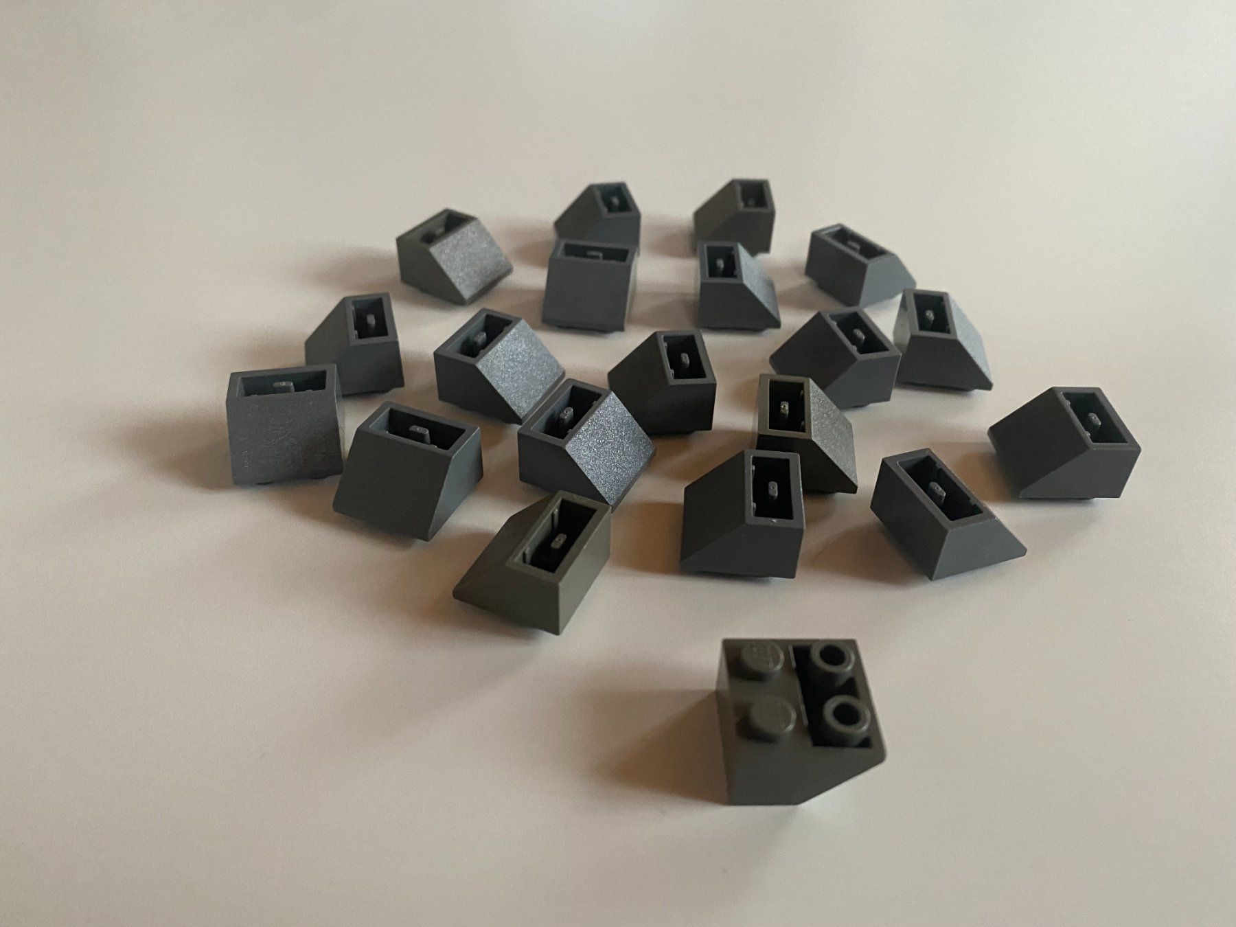 Lego Giocattoli: LEGO - 20 - GRAUE - NEGATIVE - SCHRÄG - STEINE – Usato da Gelterkinden venduto da ajdt4