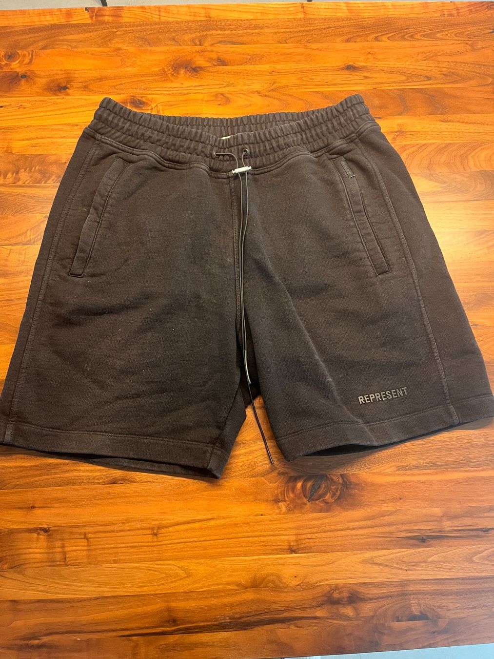 Represent Pantaloni: Represent Shorts Black – Usato da Burgdorf venduto da Roman.Bichsel 1