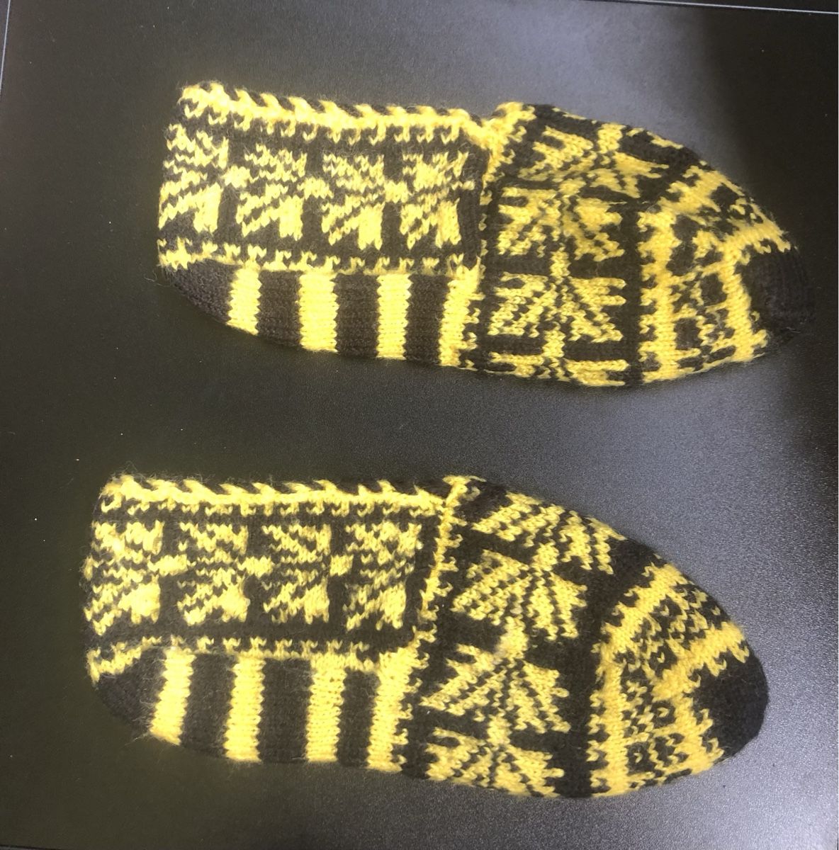 Scarpe da uomo: Gestrickte Socken gelb/schwarz Muster Grösse 38 – Nuovo (secondo la descrizione) da St.Gallen venduto da nitka. 2