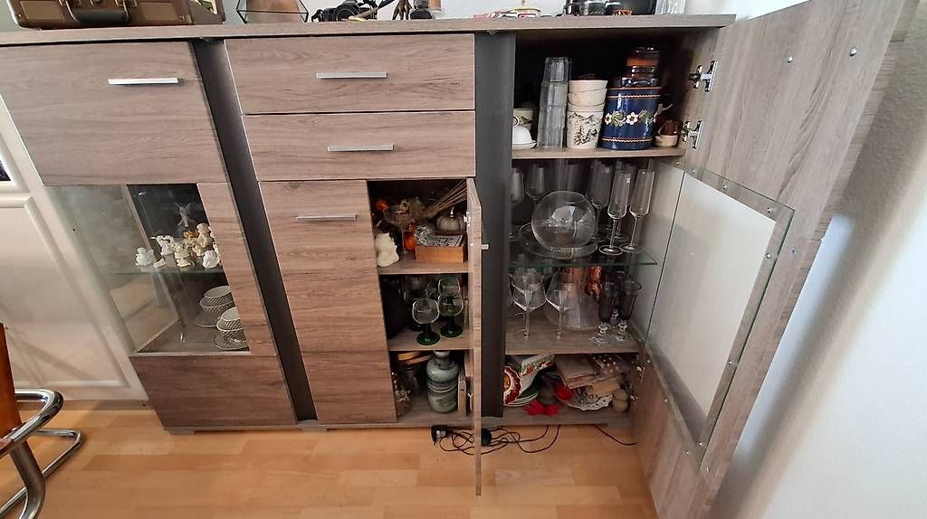 Vitrinen: Modernes Sideboard / Vitrine in Holzoptik – Gebraucht aus Wädenswil von cel_zt5w 1
