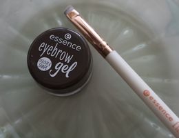 Gel sourcils Essence marron avec pinceau