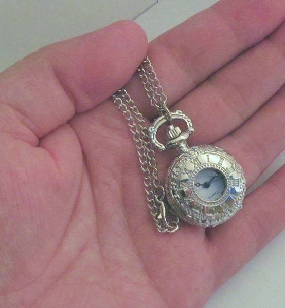 Orologi: Umhängeuhr silbrig mit Deckel und Kette – Nuovo e nell'imballaggio originale da St. Margarethen TG venduto da ursk10 6