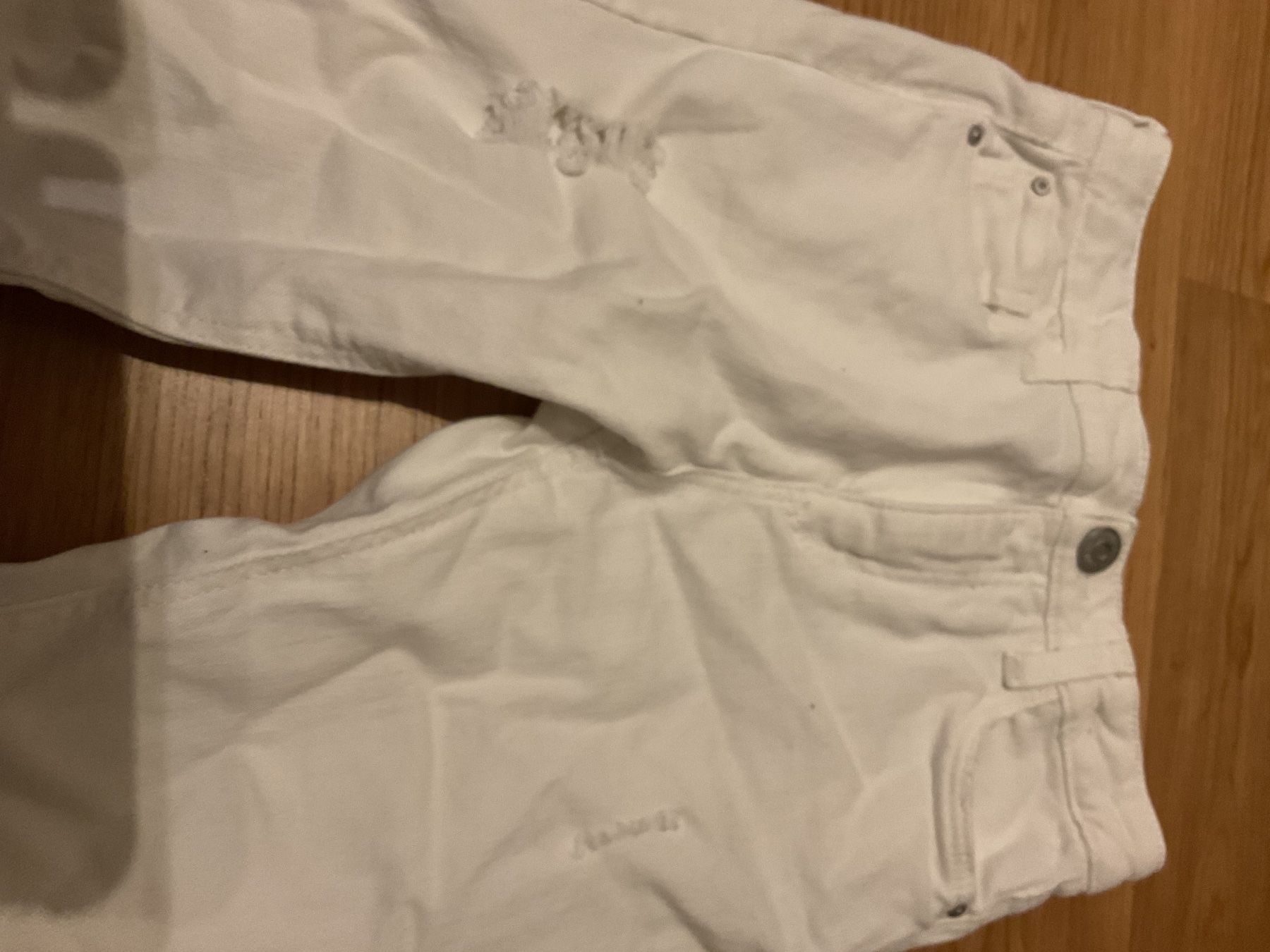 H&M Pantaloni: Weisse Sommer Jeans mit Löchern – Usato da Pfeffingen venduto da Marc4148 3