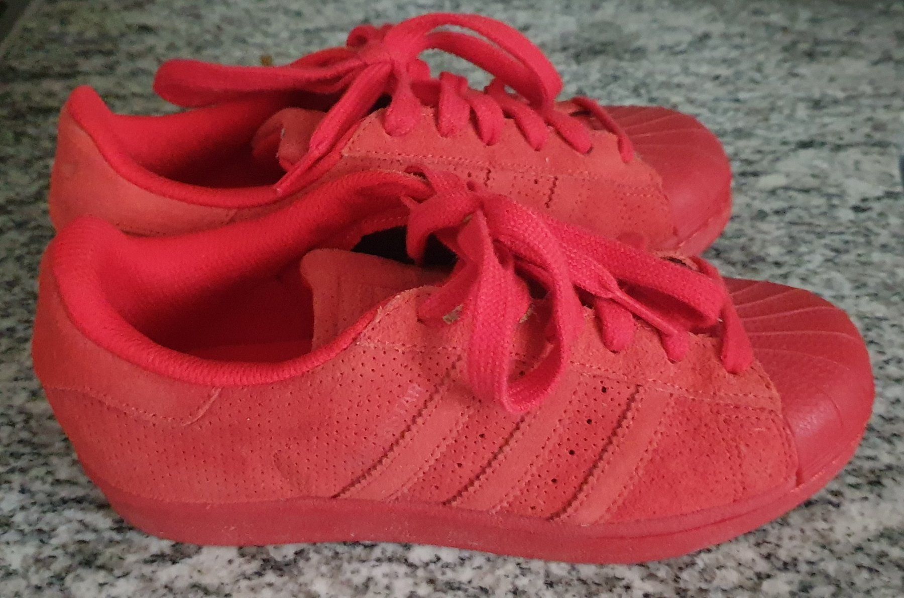 Adidas Herrenschuhe: Adidas Superstar rot Jg. 2015 – Gebraucht aus Chur von Vintage-Hunter 1