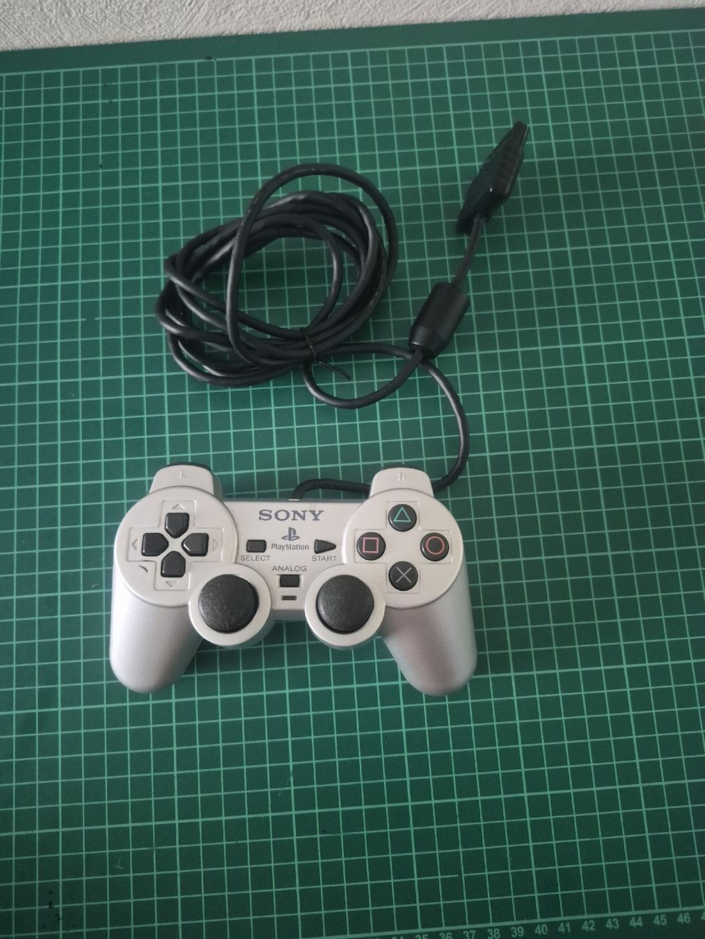 Sony Controller: Used Sony PlayStation 2 DualShock Controller - Silver – Usato da Meyrin venduto da Retro-GZ