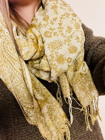 Schal in Farbe ocker/beige