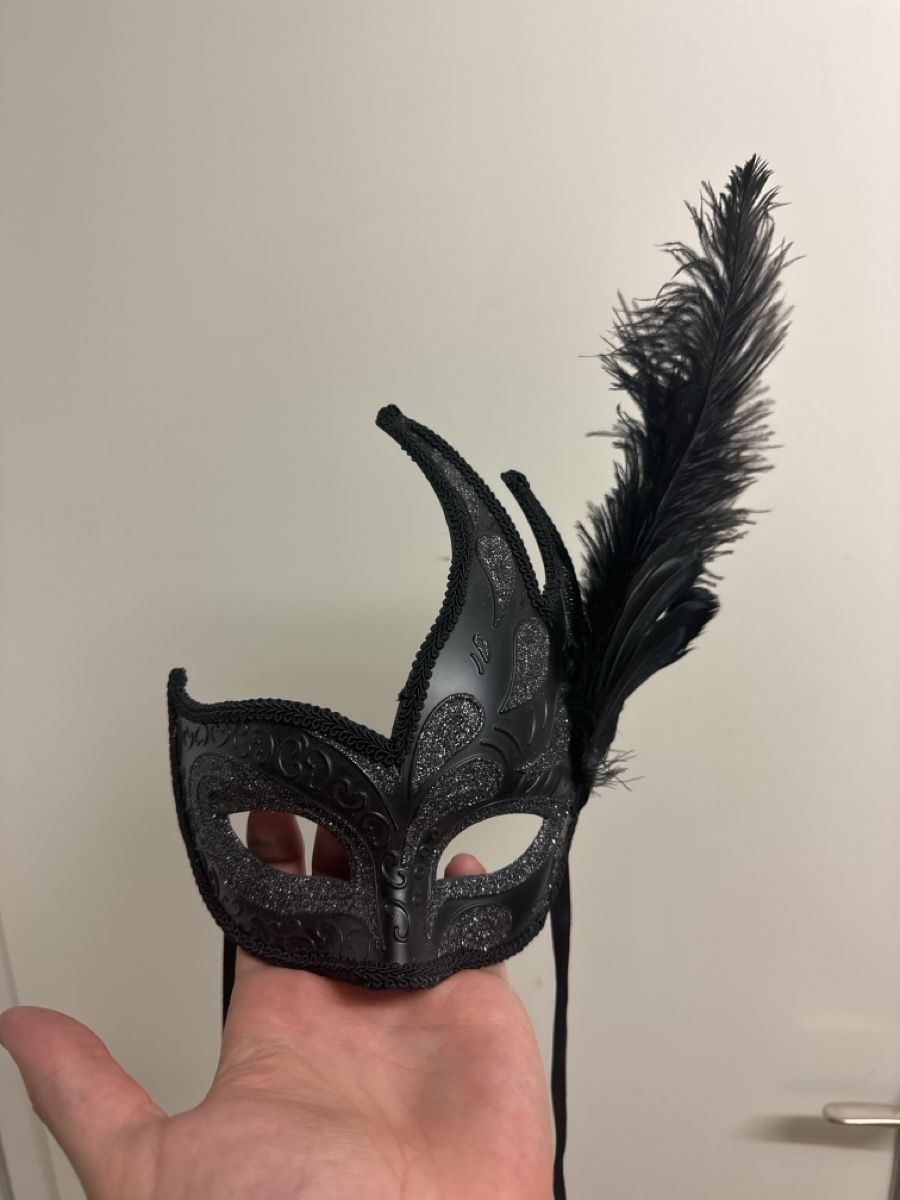 Maschere: Black Masquerade Mask with Feathers New – Usato da Zürich venduto da constgemm 1