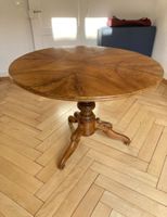 Schöner runder Holztisch