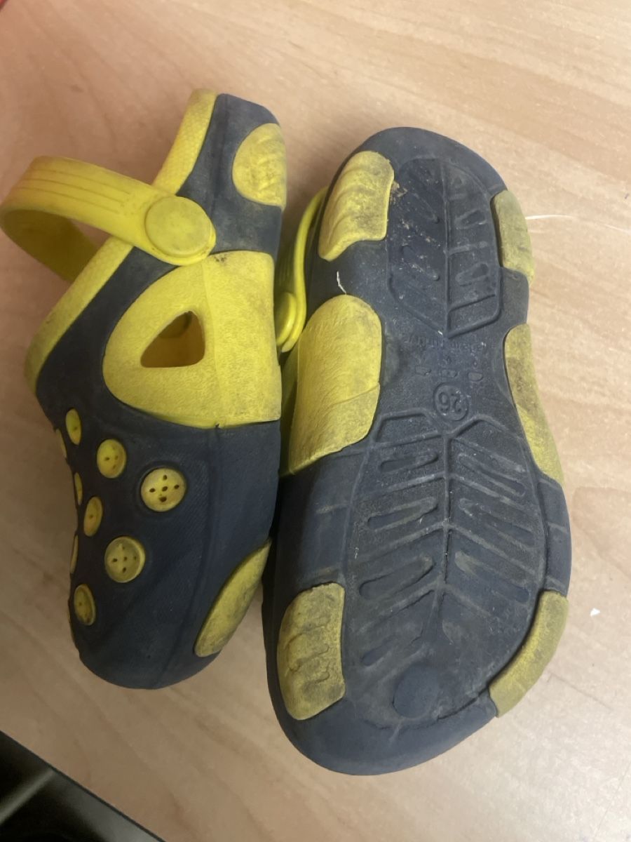 Scarpe per ragazzi: Kinder  Clogs Bella Grösse 26blau gelb gebraucht – Usato da Obergerlafingen venduto da cabo4 2