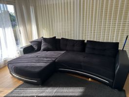 Schwarzes Stoffsofa