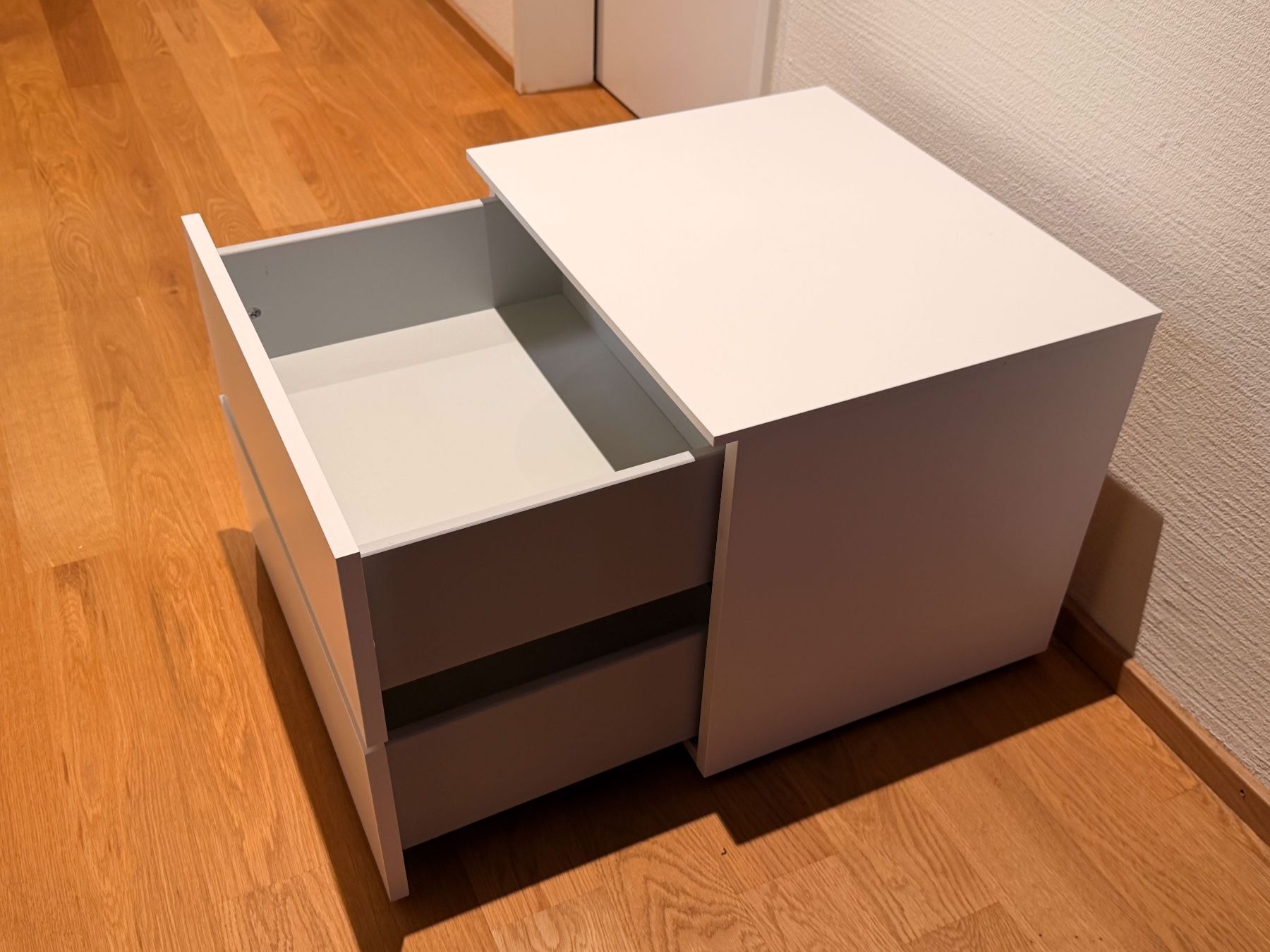 Pfister Comodini: Pfister Nachttisch weiss (2 Schubladen) – Usato da Reinach BL venduto da Graphix 5