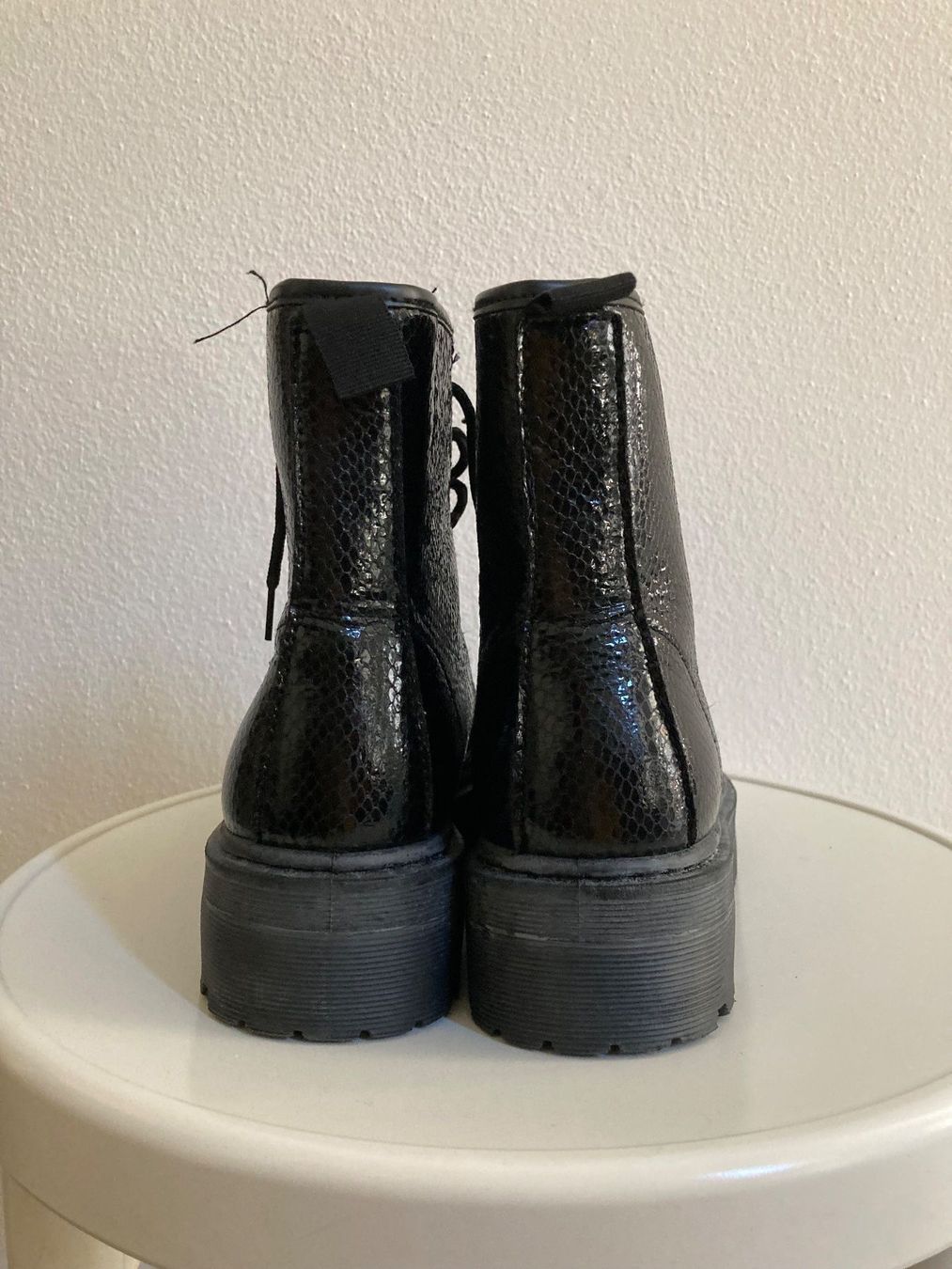 Scarpe da donna: Stiefeletten mit Plateausohle – Usato da Brione Verzasca venduto da pulci22 2
