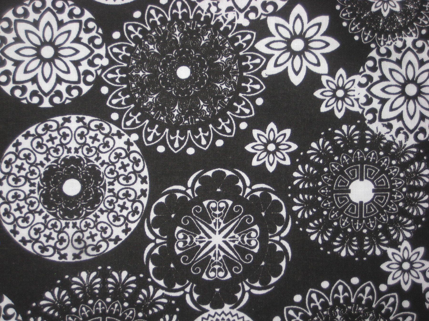 Tessuti: Baumwollstoff schwarz mit weissen Mandala – Nuovo e nell'imballaggio originale da Füllinsdorf venduto da Schlupp 1