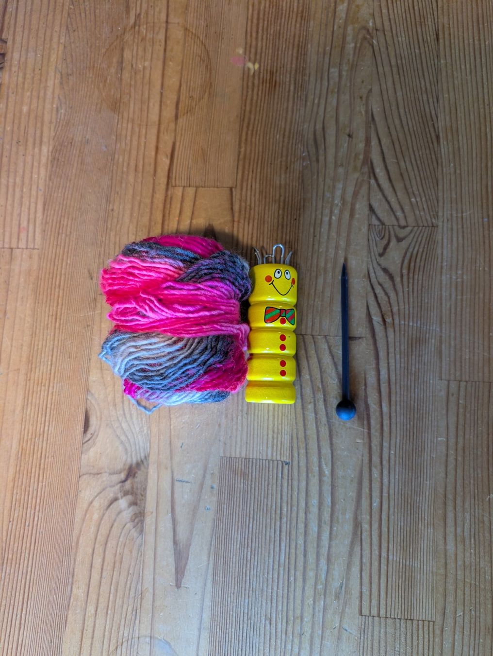 Giocattoli: Strickliesel mit Wolle, gelb mit Figur – Usato da Schüpfen venduto da fabudabi