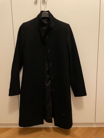 Schwarzer Mantel aus Schurwolle und Kaschmir.