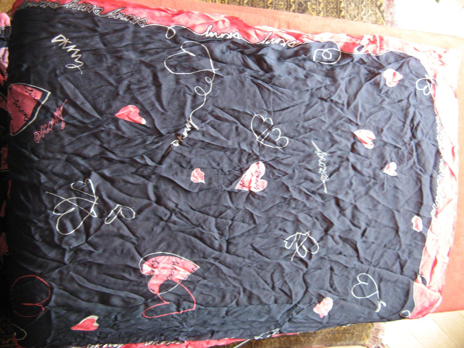 DKNY Foulard & Sciarpe: Seidenfoulard DKNY mit Herzen – Usato da Zürich venduto da apil 5