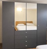 Grande armoire grise avec miroirs
