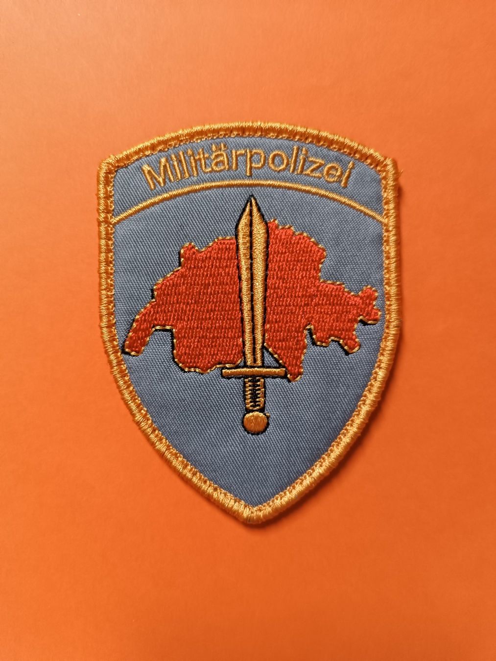 Schweizer Armee Placchette & Badge: Badge Abzeichen Militärpolizei mit Klett – Nuovo e nell'imballaggio originale da Vogelsang AG venduto da miinlade