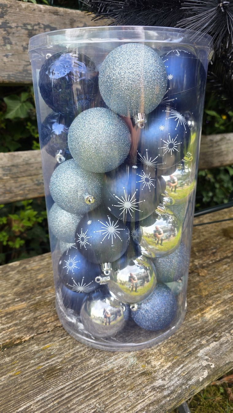 Coop Tutte le decorazioni: Kunststoff Weihnachtsbaum mit Dekokugeln OVP – Usato da Rümlang venduto da Starlord_16 1