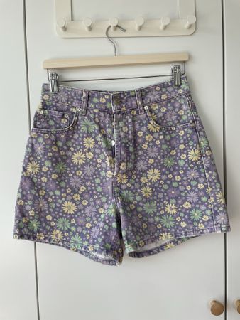 ZARA Jeans-Shorts Gr. 38, Lila mit Retro Blümli, Daisy Print