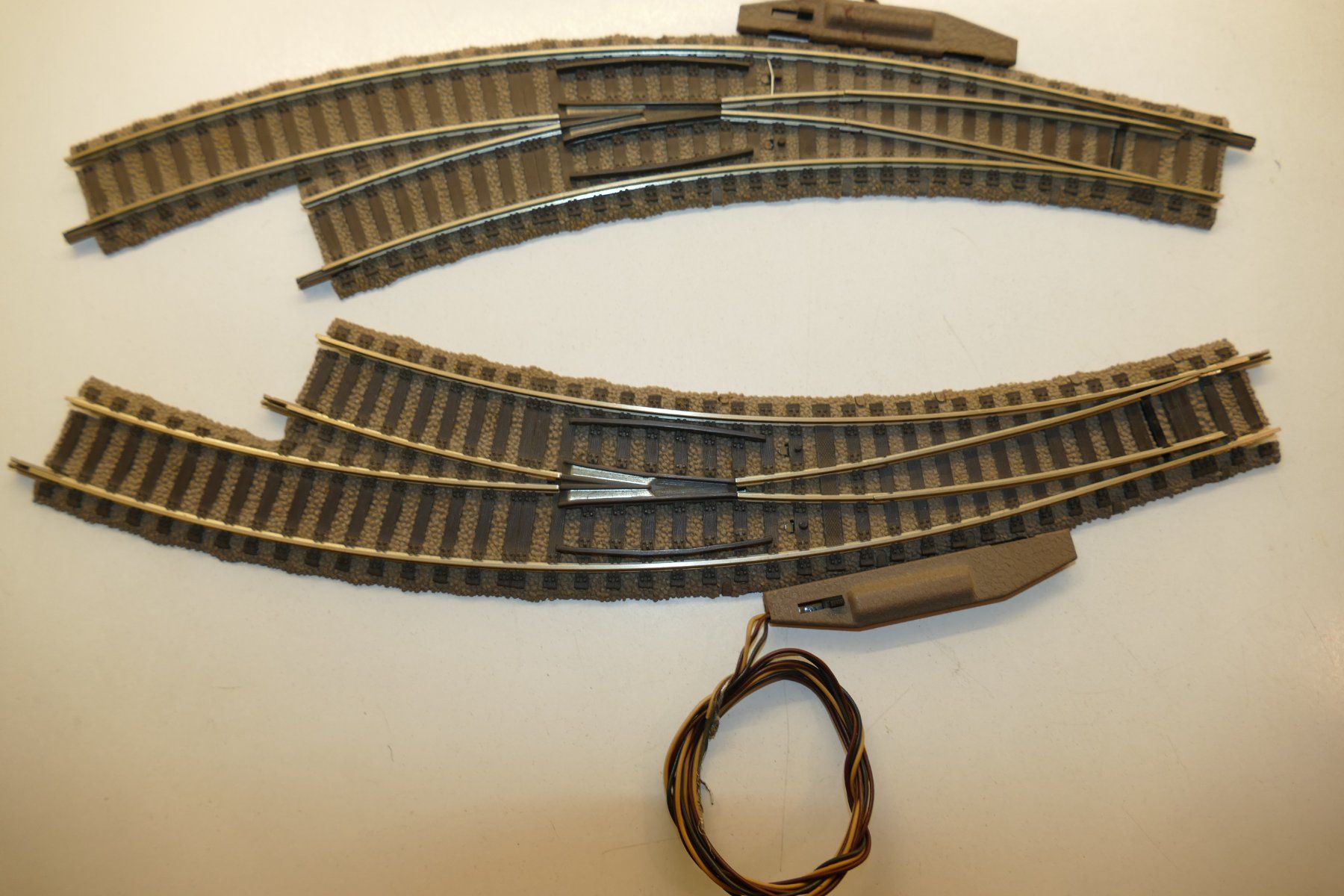 Fleischmann Modellini di ferrovie: Fleischmann H0: Bogenweichenpaar mit Antrieb – Nuovo (secondo la descrizione) da Niederhasli venduto da rail-duerst 3