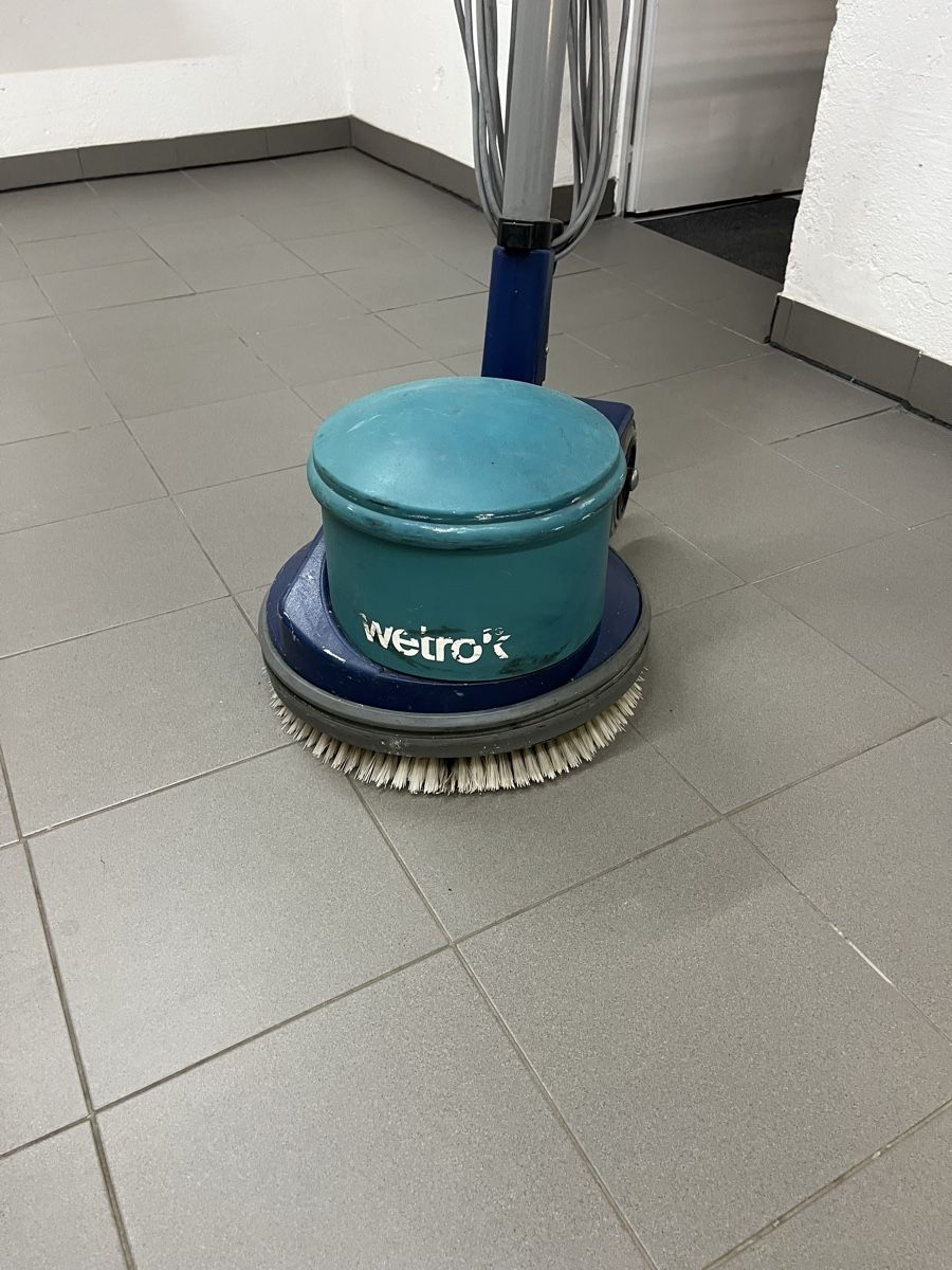 Wetrok Tutte le macchine: Wetrok Bodenmaschine – Usato da Neerach venduto da fuz_8d7l