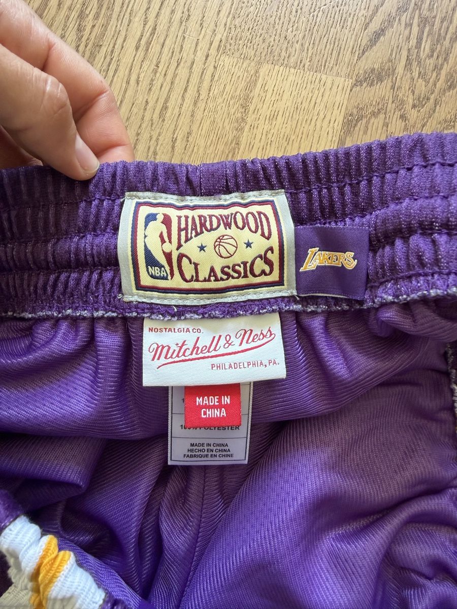 Pantaloni: Mitchell & Ness Lakers Hardwood Classics Shorts – Usato da Bassersdorf venduto da Joe_56lh 2