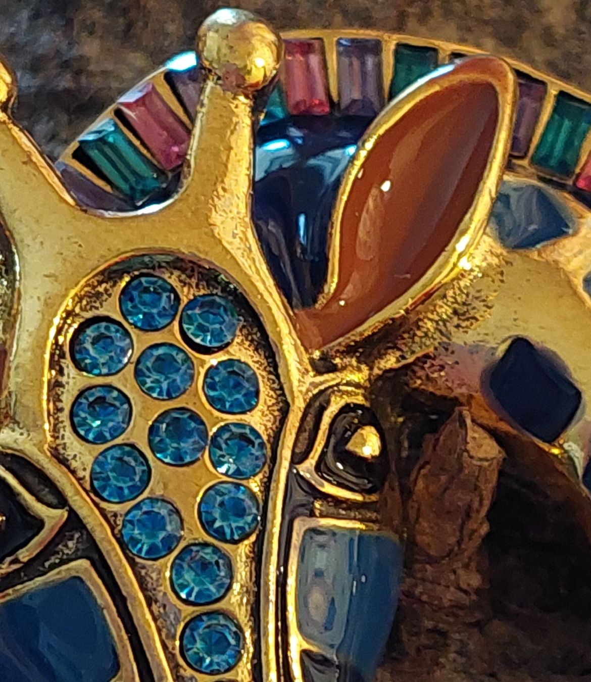 Spille & Fermagli: Brosche Giraffe goldfarben mit blauem und buntem Strass – Nuovo (secondo la descrizione) da Oberwil BL venduto da Hunajakakku 2