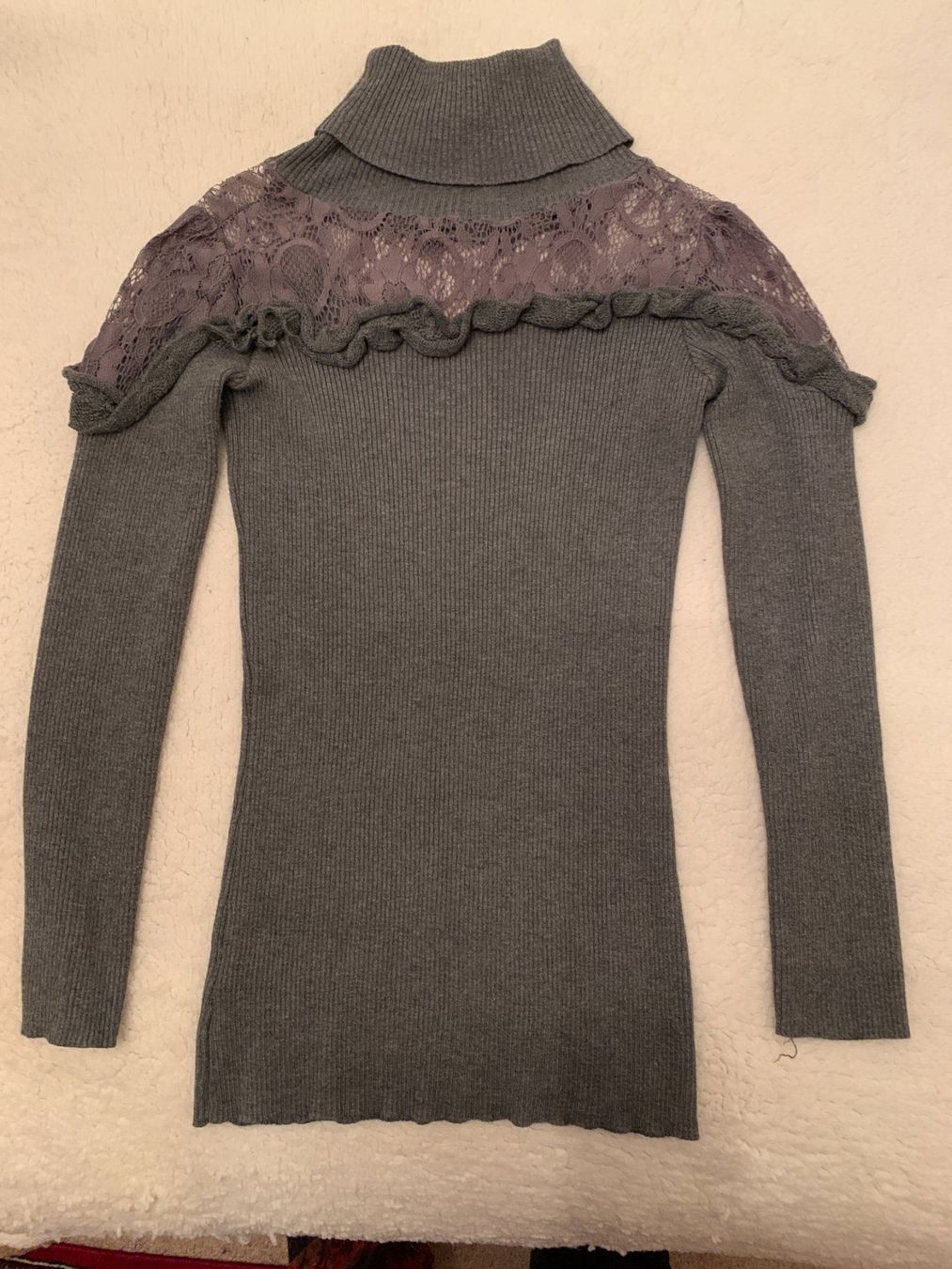 Maglioni & Felpe: Reizvoller schicker Pullover mit Spitze und Rollkragen – Nuovo (secondo la descrizione) da Wangen ZH venduto da olivia20