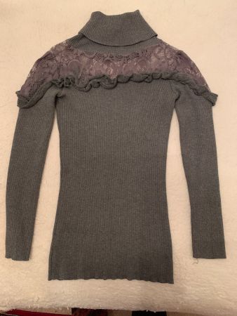 Reizvoller schicker Pullover mit Spitze und Rollkragen