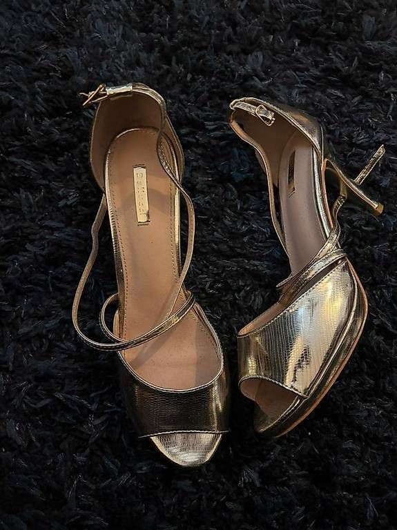 Scarpe da donna: Chaussures à talons dorées Taille 41 – Usato da Le Grand-Saconnex venduto da oleduc