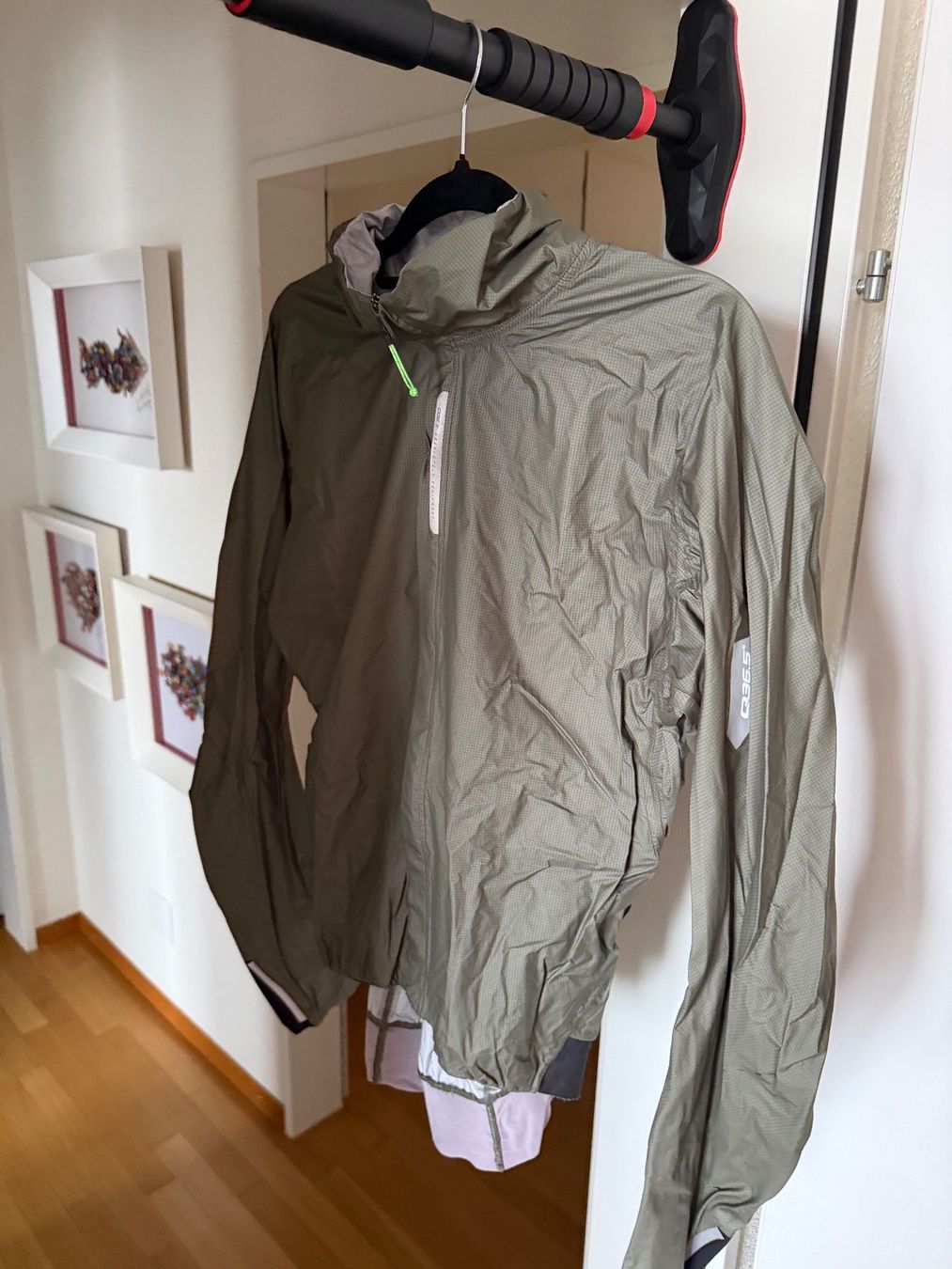 Jacken: Q36.5 Rain Shell Jacket Olive Green Size. XL – Gebraucht aus Küsnacht ZH von gma_67jc