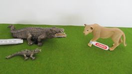 Schleich Krokodil mit Jungtier und Löwin