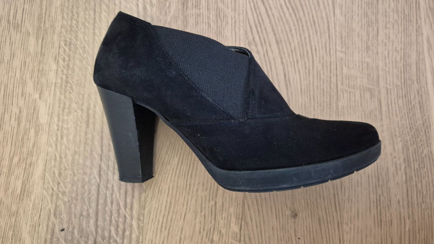 Damenschuhe: Black suede heeled ankle boots, second-hand – Gebraucht aus Adliswil von ant_shc7 3