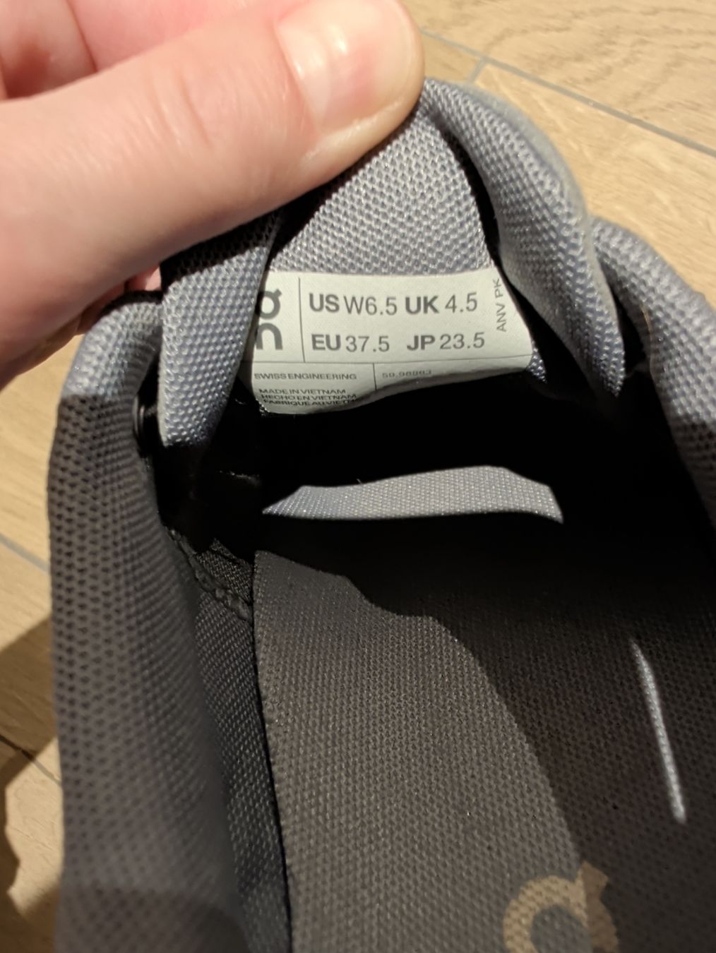 On Scarpe da donna: On Running Cloud Sneaker grau Damen Grösse 37.5 – Usato da Märstetten venduto da schoggi_chaefer92 5