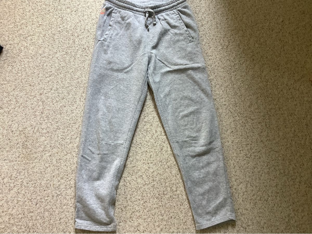 Manor Pantaloni: Trainerhosen Grau 152 – Usato da Thun venduto da Skipper
