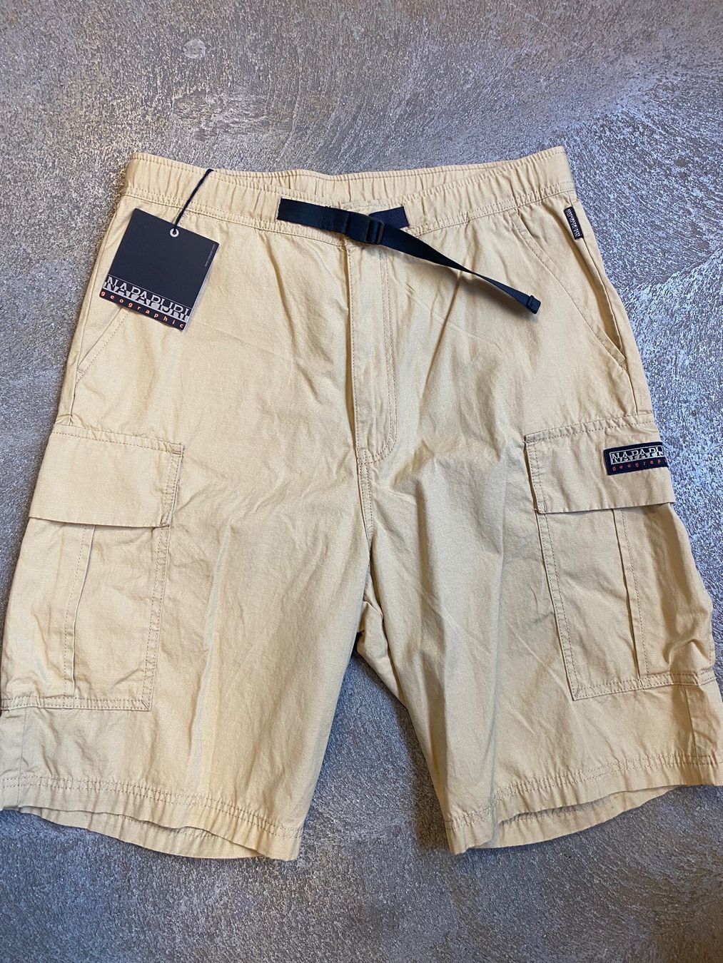 Napapijri Pantaloni: Short Napapijri Hommes Taille L – Nuovo e nell'imballaggio originale da Orbe venduto da D-stockFactory-Orbe
