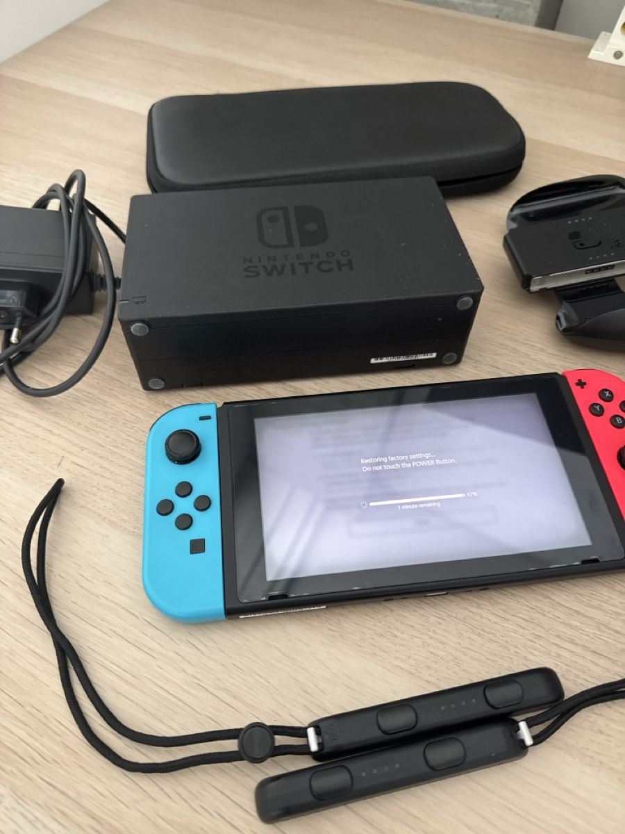 Nintendo Console: Nintendo Switch komplett + 2 Joy Cons – Usato da Neuhausen am Rheinfall venduto da mic_m9bp 1