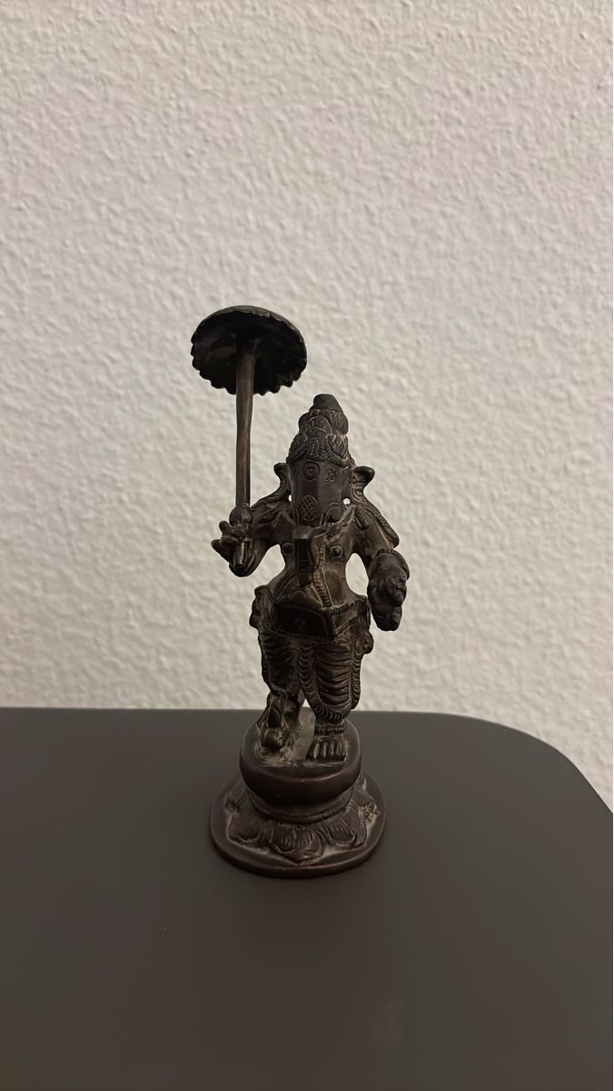 Statuette: Bronze figure, possibly Ganesha, with umbrella – Usato da Thalwil venduto da Lev38