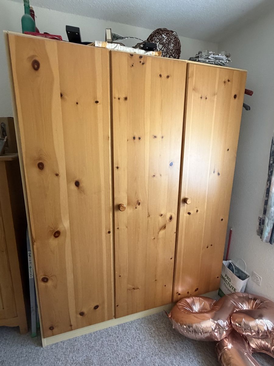 Armadi: Kleiderschrank – Usato da Romanshorn venduto da Honeyloops-1993