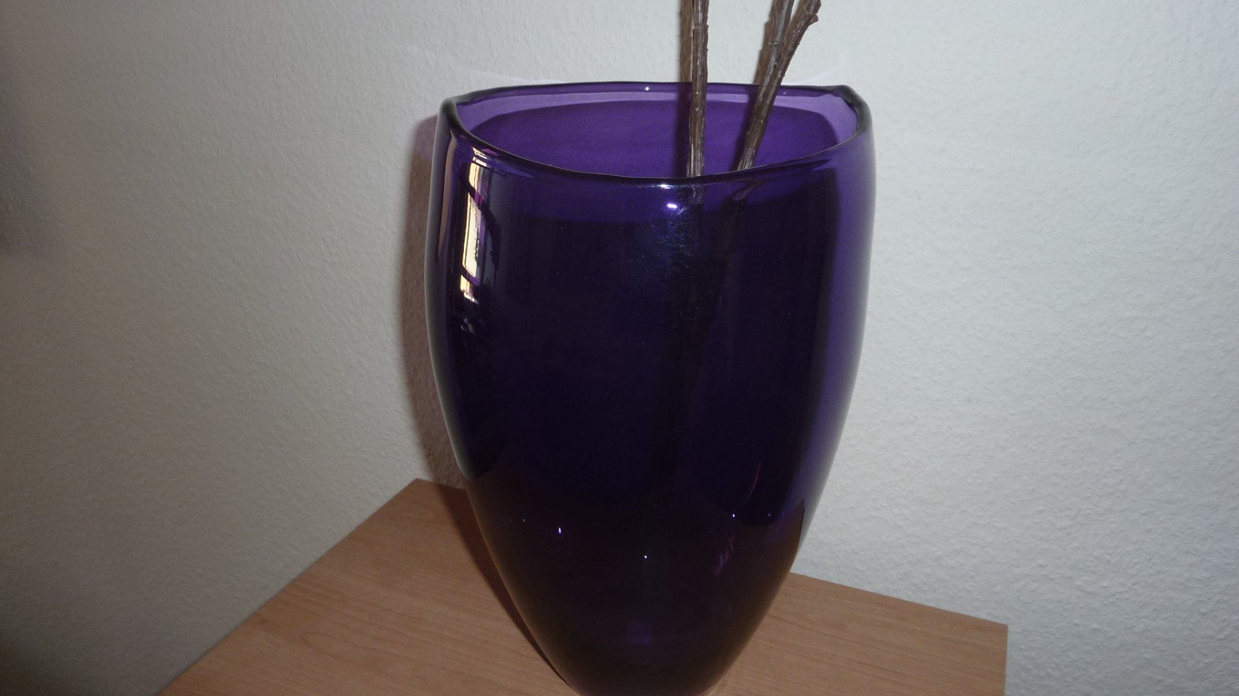 Vasen & Gefässe: vase mit 2 künstlichen blumen – Gebraucht aus Füllinsdorf von pmarkus