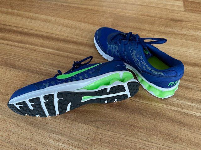Nike Scarpe da uomo: Neue Nike Sneaker Herren, Grösse 42 – Nuovo (secondo la descrizione) da Schwerzenbach venduto da espoire 1