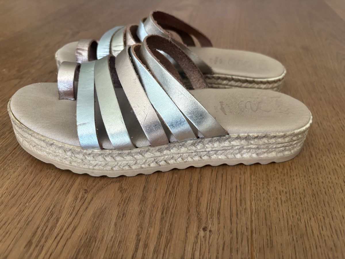 Chaussures filles: Griechische Ledersandale, Grösse 36 – D'occasion à Arth par Windig